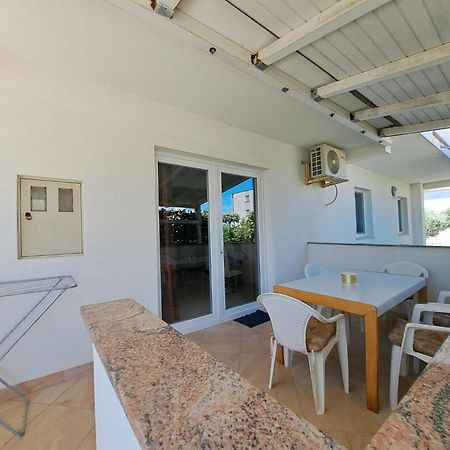 Apartments Maretic Mandre Exterior photo