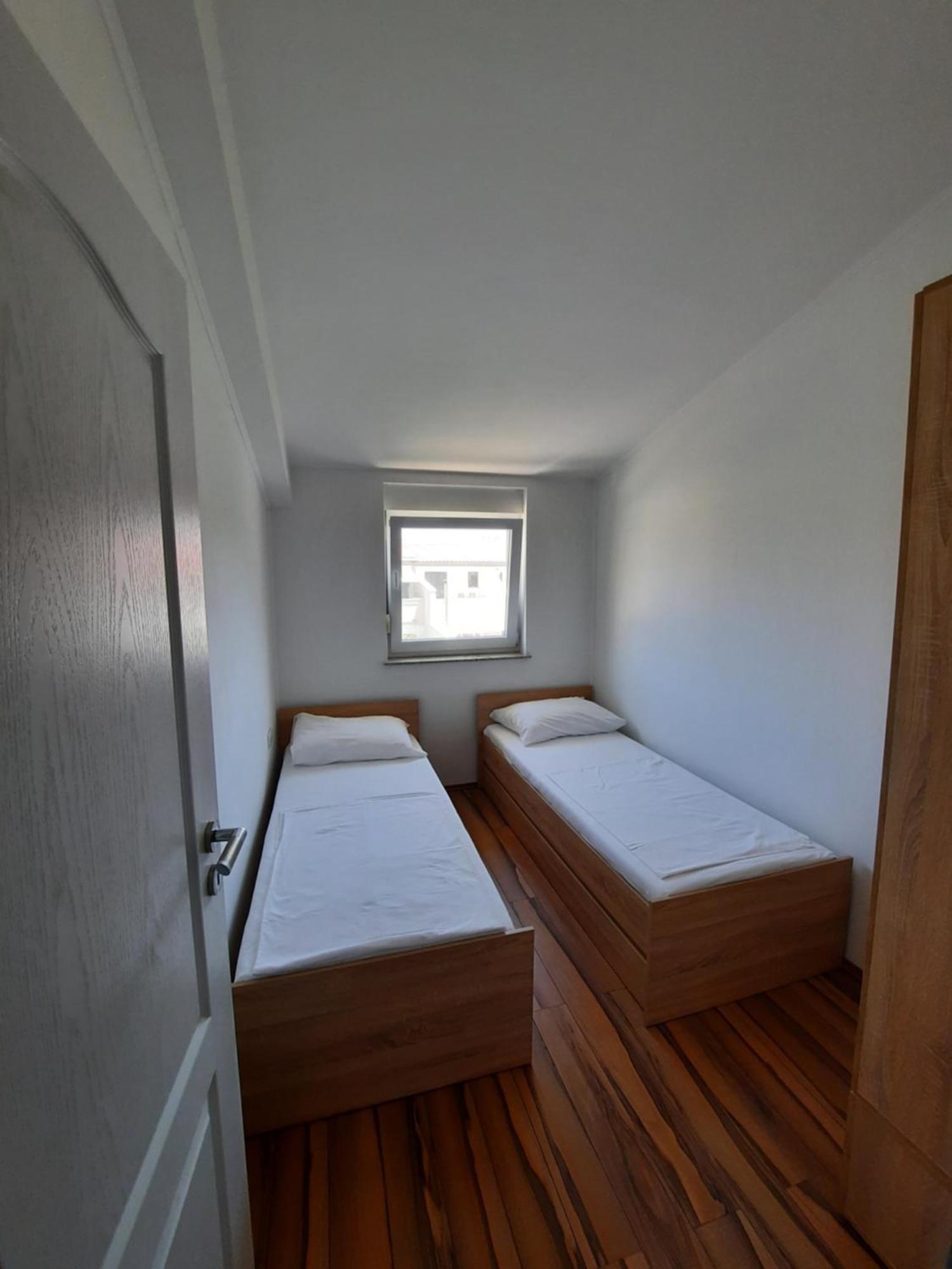 Apartments Maretic Mandre Exterior photo